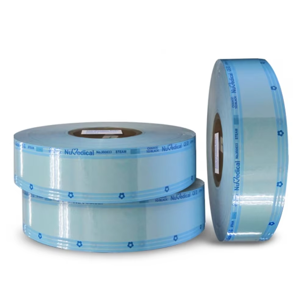 Imagen de un rollo de papel grado médico, diseñado para garantizar higiene y seguridad en hospitales y clínicas. Fabricado con materiales resistentes y altamente absorbentes, es ideal para la protección de superficies y el mantenimiento de un entorno estéril.