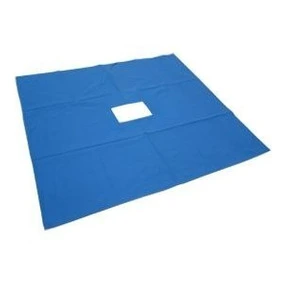 Imagen de campos abiertos utilizados en entornos hospitalarios y quirúrgicos para garantizar un área limpia y segura. Diseñados con materiales resistentes y flexibles, facilitan la manipulación y cobertura de superficies, optimizando la asepsia en intervenciones médicas.